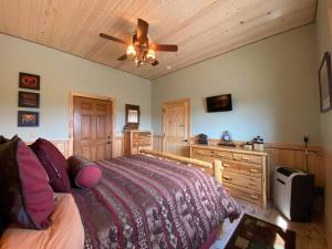 ClarkGold Bar Ranch Bungalow的一间卧室配有一张床和吊扇