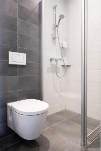 芬莱Hotel Hulsman的浴室配有白色卫生间和淋浴。