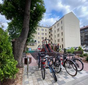 里加Riga A new designed cosy family apartment的一组自行车停在游乐场旁边