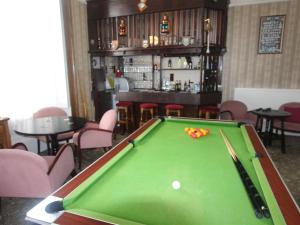 戈斯波特春园旅馆的带酒吧的客房内的台球桌