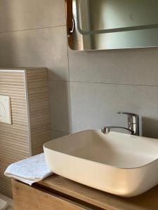 普利特维采湖PLITVICE FAIRYTALE的浴室设有白色水槽和镜子