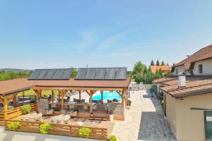 格拉博瓦茨16湖泊酒店的一座带太阳能电池板的户外庭院