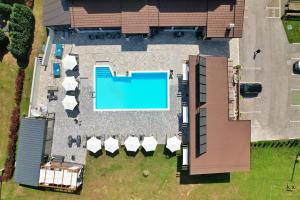 格拉博瓦茨16湖泊酒店的享有带游泳池的别墅的顶部景致