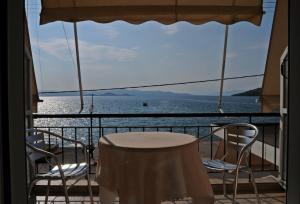 塞奥洛戈斯德尔菲尼住宿加早餐旅馆的阳台配有桌椅,享有水景