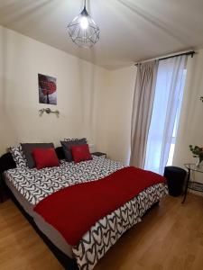 莫雄马扎尔古堡Lucsony Apartman的一间卧室配有一张带红色枕头的大床
