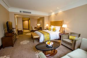 上海上海汾阳花园酒店的酒店客房,配有床和电视