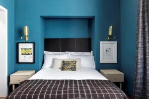 佛罗伦萨4F Boutique Hotel Florence的蓝色卧室设有一张带蓝色墙壁的大床