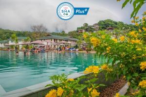 皮皮岛PP Charlie Beach Resort- SHA Plus的希拉度假村的游泳池及Spa
