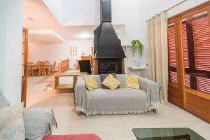 滨海罗克塔斯Expoholidays-Chalet Bahari primera linea de playa的带沙发和壁炉的客厅