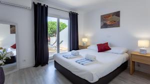 法鲁3 Bed Holiday Home Lakeside Village Quinta Do Lago的一间卧室配有一张带两个枕头的床