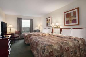 Stony Plain斯托尼平原汽车旅馆的酒店客房设有两张床和电视。