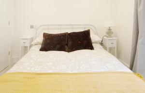 利明顿温泉Modern apartment in Leamington Spa City Centre的一张白色的床,上面有两个枕头