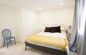 利明顿温泉Modern apartment in Leamington Spa City Centre的白色卧室配有床和蓝椅