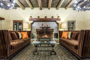 土桑韦斯特瓦尔德温德姆度假酒店&Spa的客厅设有两张沙发和一个壁炉