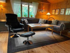 Munka-LjungbyFyrvägen 13 'Ydermossa' NEW!的客厅配有沙发、桌子和椅子