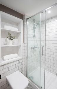 利明顿温泉Modern apartment in Leamington Spa City Centre的带淋浴和卫生间的白色浴室