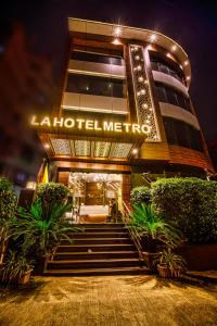 孟买La Hotel Metro near BKC的一座带有读取大都会酒店标志的建筑