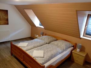 UttewaldeGasthof Uttewalde的一间卧室设有一张床和两个窗户。
