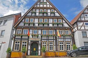 布隆贝格WIRTSHAUS am Niederntor的半木结构建筑,前面有鲜花