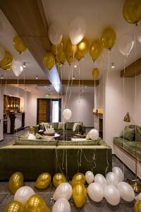 莫罗埃尼Casa Iustin的天花板上悬挂着黄色和白色气球的房间