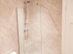 大雅茅斯亨利舞会酒店的淋浴间设有玻璃淋浴间门