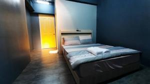 Dalin新橙居的一间卧室设有一张床和一个黄色的门