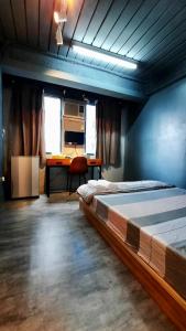 Dalin大林文旅的一间卧室配有一张床和一张书桌