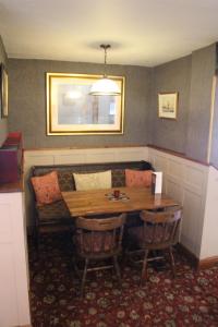 特伦托河上的纽瓦克The Lord Nelson Inn的客厅配有桌子和沙发