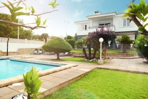 柳奇马约尔Villa Bella Vista的房屋前有游泳池的房子