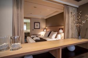 巴利亚多利德华盛顿帕克索尔套房酒店的一间卧室配有一张床和一张鲜花桌子