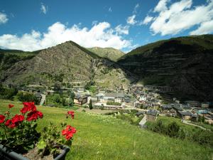 卡尼略洛克梅勒酒店的山丘上的小镇,以山丘为背景