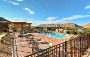 摩押My Place Hotel-Moab, UT的享有游泳池和山脉美景的阳台。