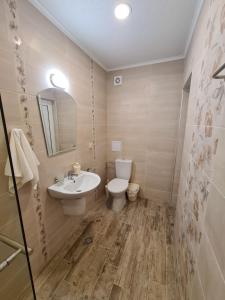 拉夫达Villa Yanevi的浴室配有白色卫生间和盥洗盆。
