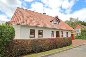 勒伯尔Ferienwohnung Roebel Mueritz SEE 10371的白色房子,有橙色屋顶