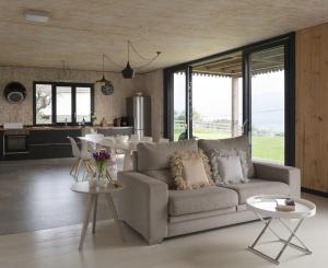 CanalaHemingway casa rural Kanala的客厅配有沙发和桌子