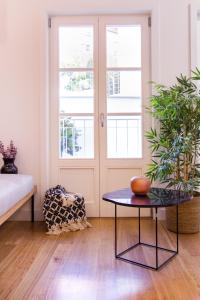 吉马良斯Santa Luzia Apartments By Guestify的一间有门的房间和一张桌子,上面有植物