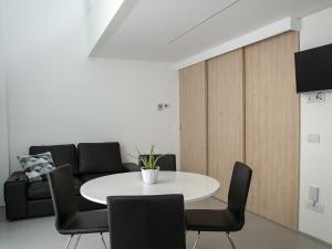 米兰Brand new apartments Ortiquattro的一间配备有白色桌椅的用餐室