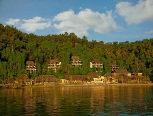 加亚岛Gaya Island Resort - Small Luxury Hotels of the World的水体上的度假胜地