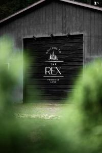 GreentownThe Rex的带有字眼的车库门 罗克斯在上面