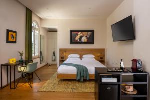 海法Schumacher Hotel Haifa的一间卧室配有一张大床和一张书桌