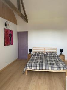 LannédernLes Chambres De Napoleon的一间卧室配有一张床和一个紫色的门