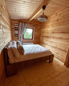SheeanSouthern County Resort的小木屋内一间卧室,配有一张床