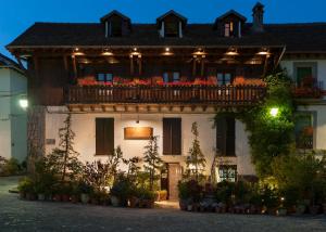 埃乔Hostal Casa Blasquico - Restaurante Gaby的一座带鲜花阳台的建筑