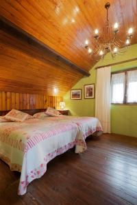埃乔Hostal Casa Blasquico - Restaurante Gaby的一间卧室设有一张床和木制天花板