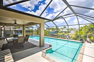 珊瑚角Cape Coral Canalfront Home with Pool and Dock的一座带游泳池的房子的图象