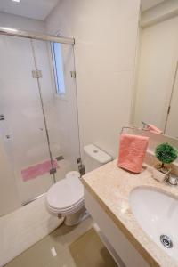 卡内拉Serra Nevada Apartamento- Vista Catedral de Pedra的浴室配有卫生间、盥洗盆和淋浴。