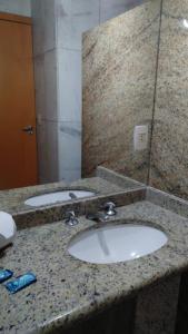 里约热内卢大西洋大道酒店的浴室柜台设有两个盥洗盆和镜子