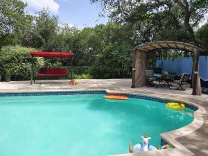 圣马科斯Hilltop Hacienda的后院的游泳池,带凉亭