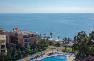 查克维Sea View Apartment at Oasis Dreamland Resort的享有度假胜地和海洋的空中景致
