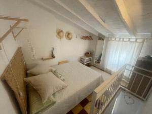 阿洛拉La Casita del Naranjo的一间小卧室,配有一张床和一个楼梯